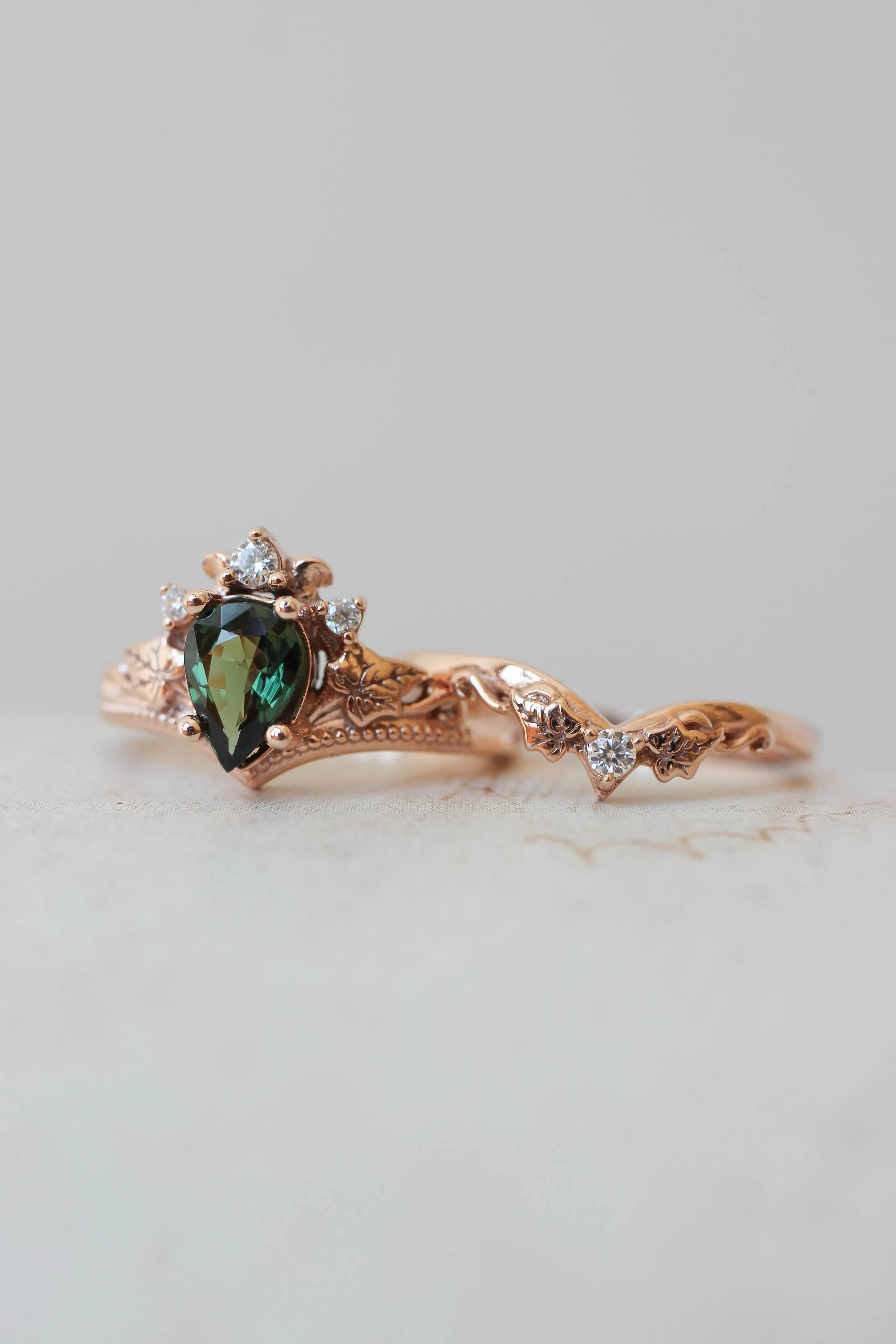 Engagement ring with green sapphire and diamonds / Ariadne pear cut