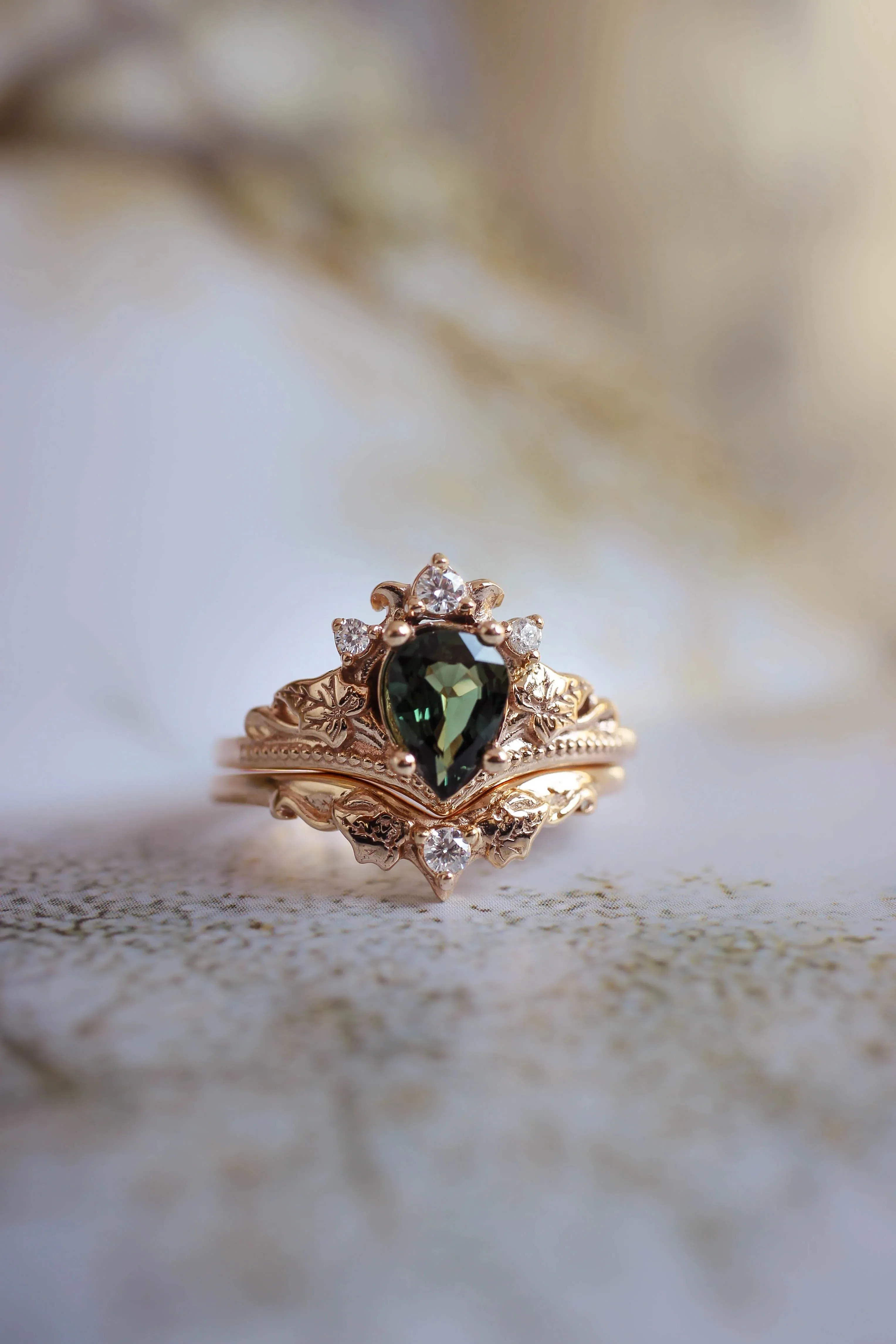 Engagement ring with green sapphire and diamonds / Ariadne pear cut