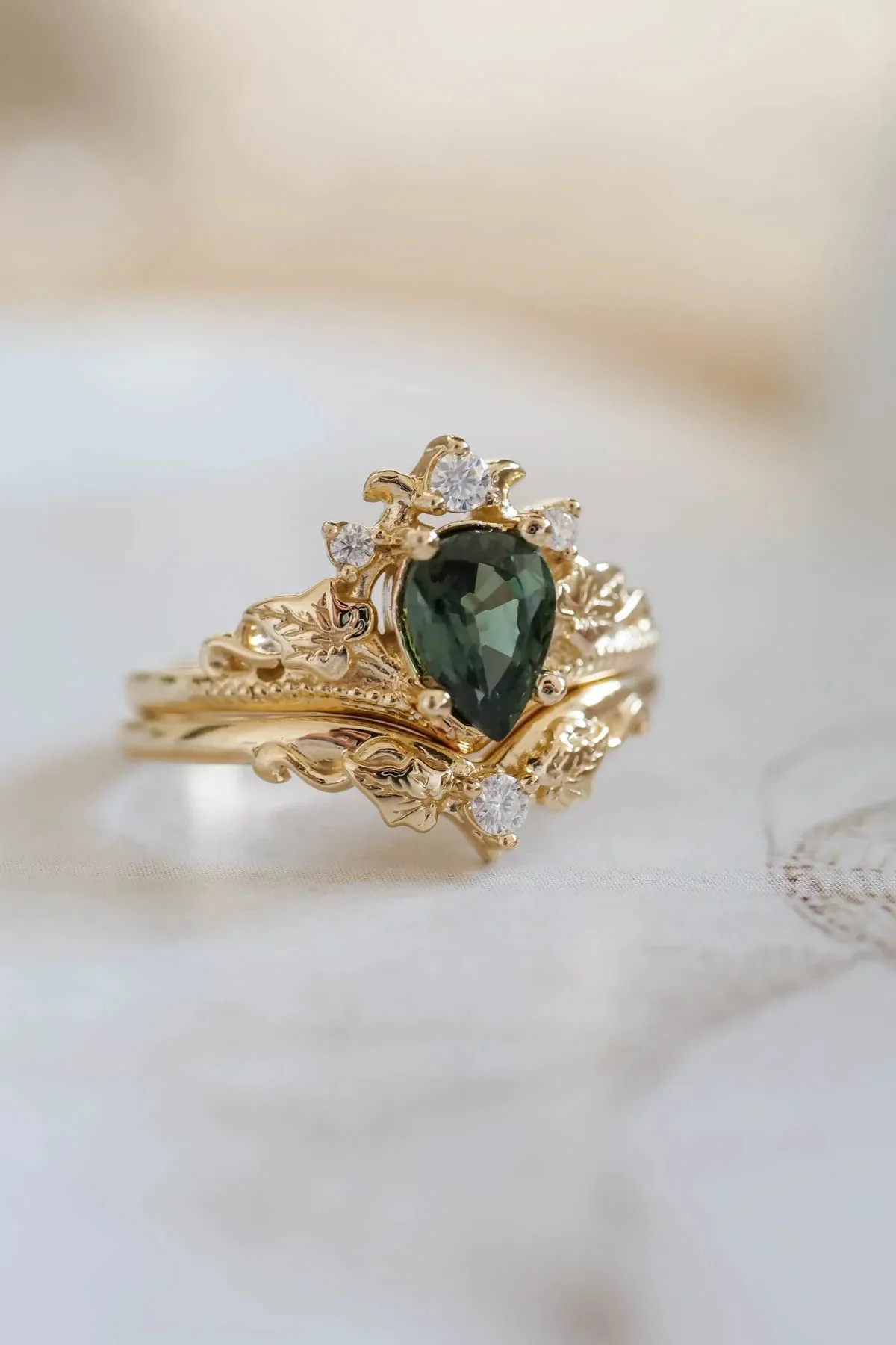 Engagement ring with green sapphire and diamonds / Ariadne pear cut