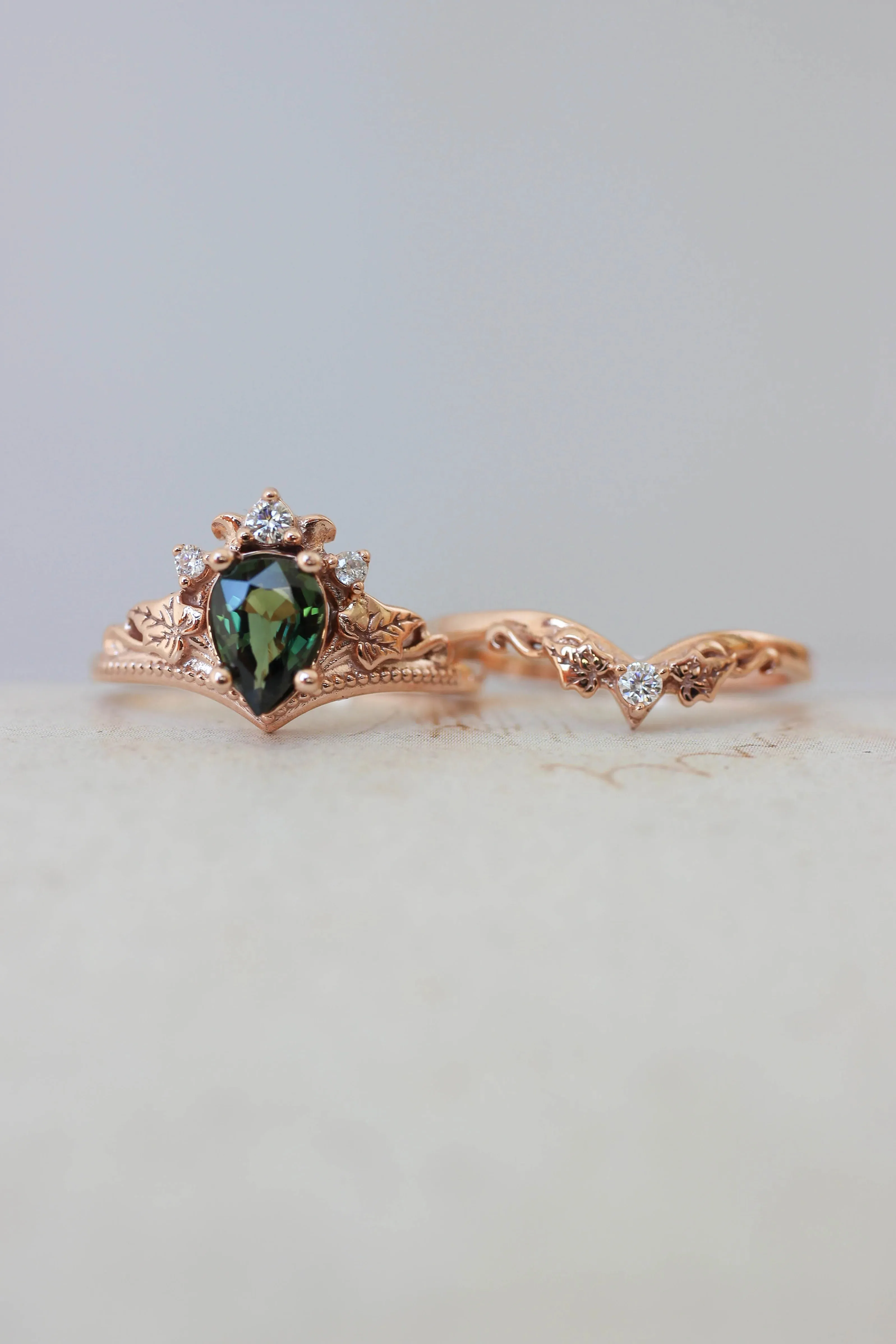 Engagement ring with green sapphire and diamonds / Ariadne pear cut