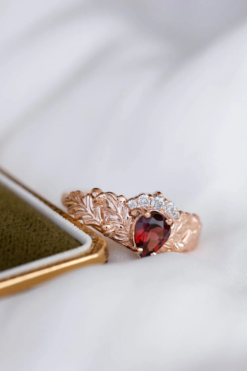 Oak leaves bridal ring set with natural garnet, nature inspired engagement and wedding rings / Royal Oak